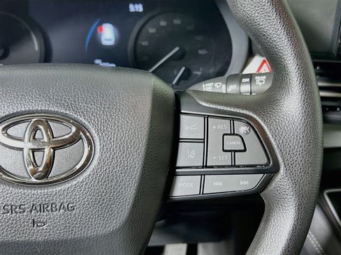 Used 2026 Toyota Sienna LE FWD image 19
