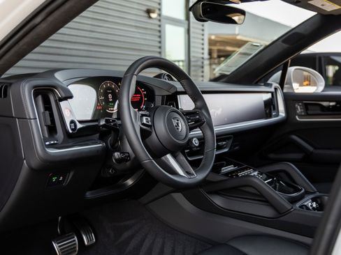 New 2025 Porsche Cayenne Turbo image 4