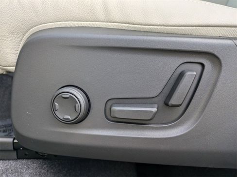 New 2025 Volvo XC40 B5 Plus w/ Protection Package Premier image 22