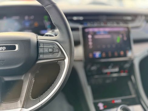 Used 2023 Jeep Grand Cherokee 4WD 4xe image 8