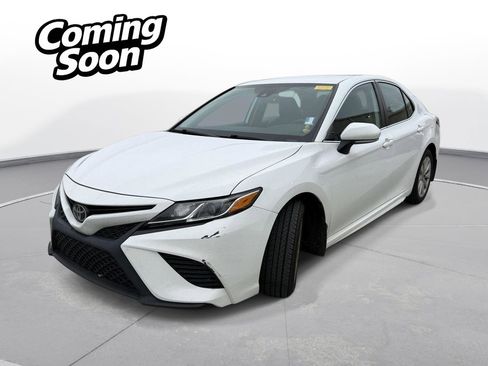 Used 2020 Toyota Camry SE image 2