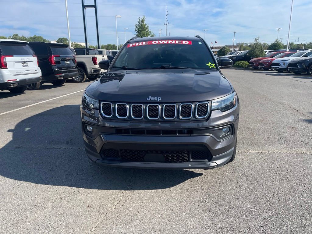 Used 2024 Jeep Compass Latitude AWD/4WD image 2