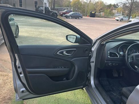 Used 2016 Chrysler 200 Limited w/ Convenience Group image 15