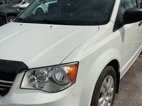 Used 2019 Dodge Grand Caravan SE image 3