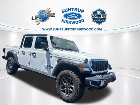 Used 2025 Jeep Gladiator Sport AWD/4WD image 9