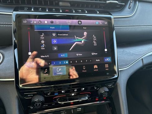 Used 2022 Jeep Grand Cherokee L Limited w/ Luxury Tech Group II image 6