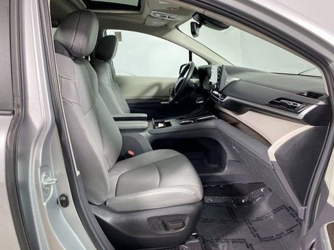 Used 2024 Toyota Sienna XLE image 9