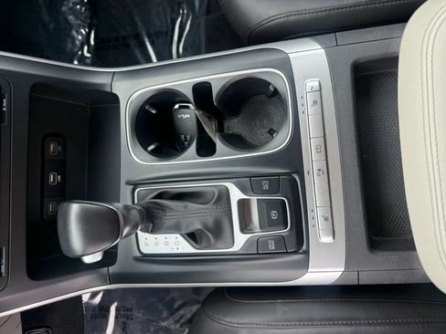 Used 2024 Kia Carnival LX FWD image 17