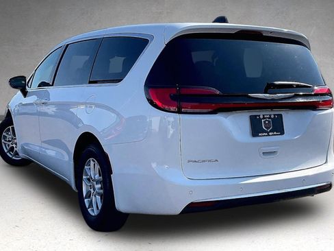 Used 2025 Chrysler Pacifica Select FWD image 2