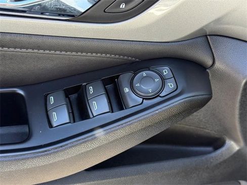 Used 2023 Chevrolet Traverse LT image 17