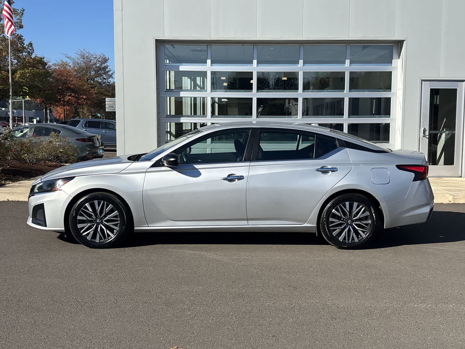 Used 2024 Nissan Altima 2.5 SV FWD image 2