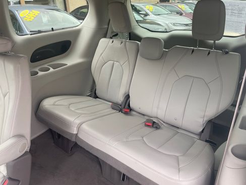 Used 2020 Chrysler Pacifica Touring-L Plus w/ Advanced Safetytec Group image 15