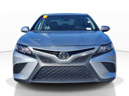 Used 2019 Toyota Camry SE image 2