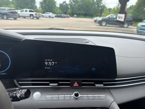 Used 2023 Hyundai Elantra SEL w/ Convenience Package FWD image 9