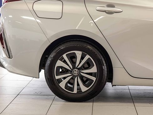 Used 2018 Toyota Prius Prime Premium image 12