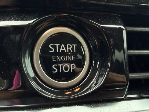 Used 2024 Nissan Pathfinder SL FWD image 18