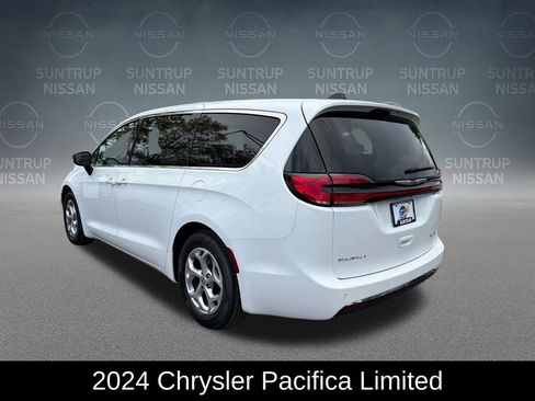 Used 2024 Chrysler Pacifica Limited FWD image 3