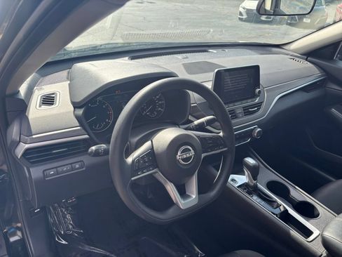 Used 2025 Nissan Altima 2.5 SV FWD image 28