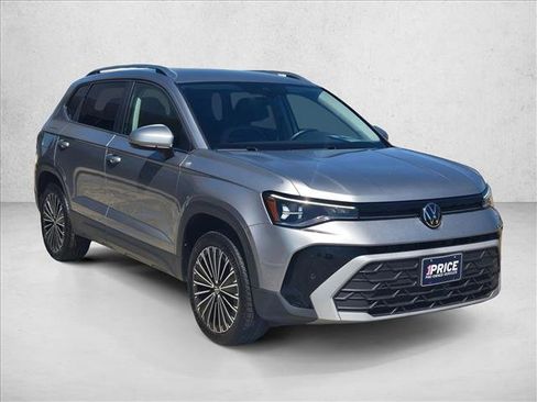 Used 2025 Volkswagen Taos SE FWD image 3