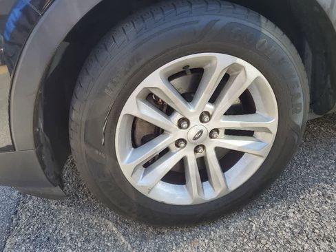 Used 2013 Ford Explorer XLT FWD image 2