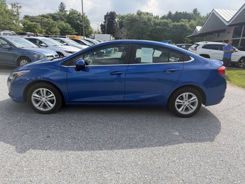 Used 2018 Chevrolet Cruze LT FWD image 2