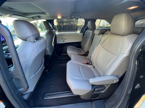 Used 2025 Toyota Sienna XLE image 27