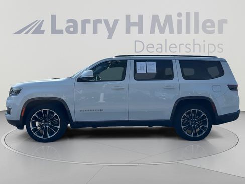 Used 2022 Jeep Wagoneer Series III w/ Premium Group I AWD/4WD image 2