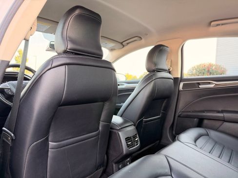 Used 2018 Ford Fusion SE w/ Equipment Group 602A FWD image 18