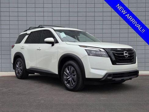 Used 2023 Nissan Pathfinder SV w/ Black Appearance Package FWD image 6