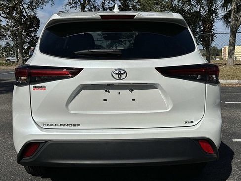 Used 2024 Toyota Highlander XLE image 4