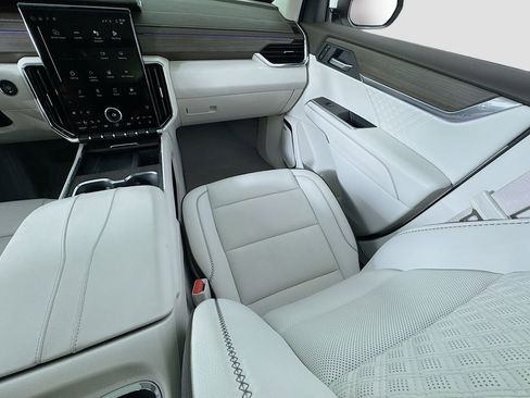 Used 2025 GMC Acadia Denali AWD/4WD image 17