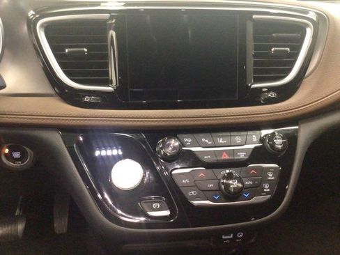 Used 2018 Chrysler Pacifica Limited w/ Tire & Wheel Group FWD image 17