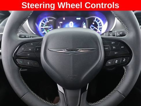 Used 2024 Chrysler Pacifica Premium FWD image 23