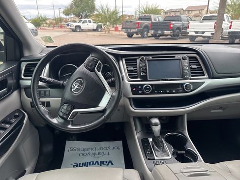 Used 2019 Toyota Highlander XLE image 16