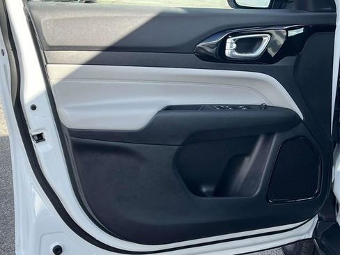 Used 2023 Jeep Compass Limited image 14