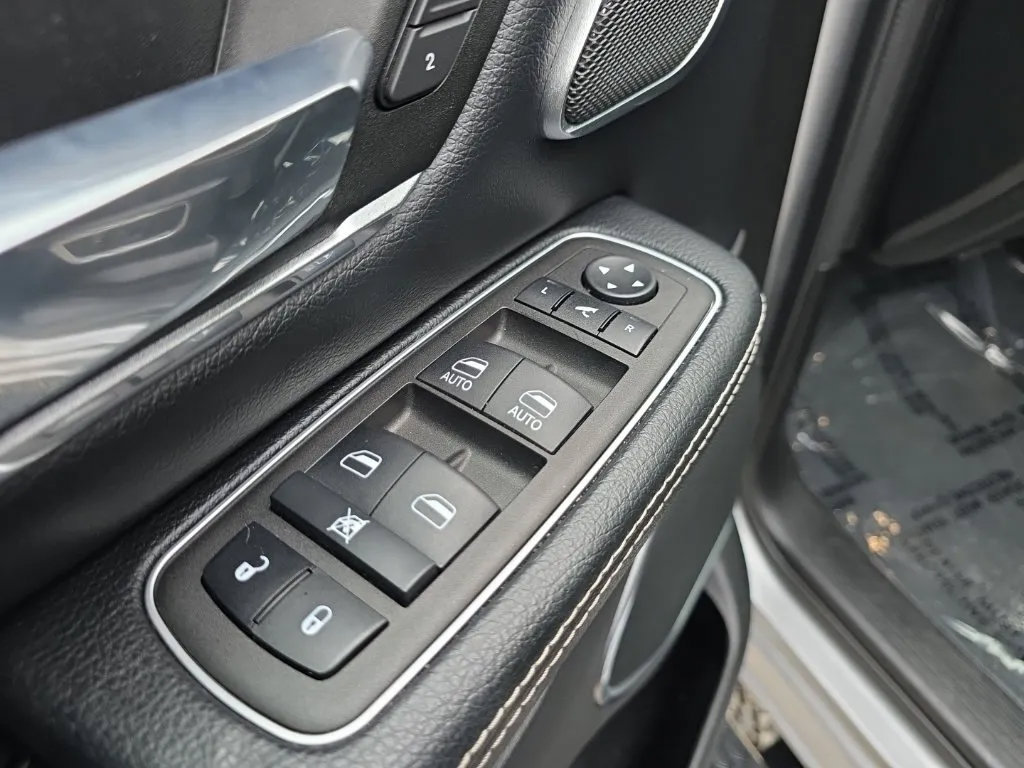 Used 2023 RAM 1500 Laramie AWD/4WD image 16