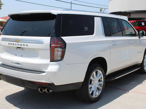 Used 2022 Chevrolet Suburban High Country AWD/4WD image 3