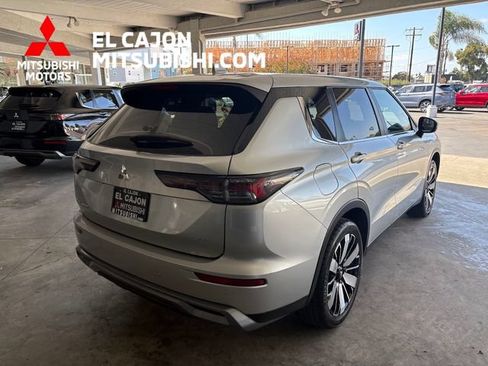 Used 2025 Mitsubishi Outlander SE FWD image 3