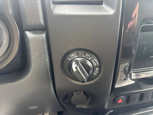 Used 2013 Nissan Titan SV w/ SV Value Truck Pkg AWD/4WD image 18