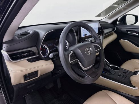 Used 2023 Toyota Highlander XLE AWD/4WD image 9