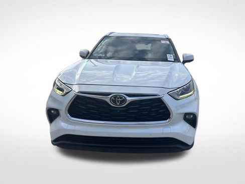 Used 2023 Toyota Highlander Limited FWD image 2