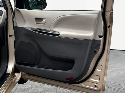 Used 2012 Toyota Sienna LE w/ Towing Pkg FWD image 23