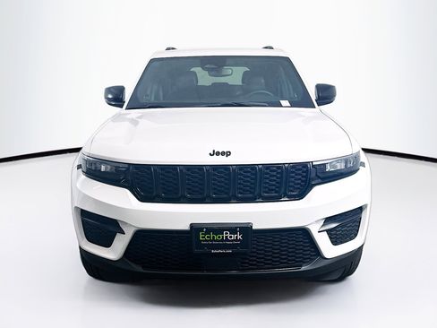 Used 2024 Jeep Grand Cherokee Altitude image 2