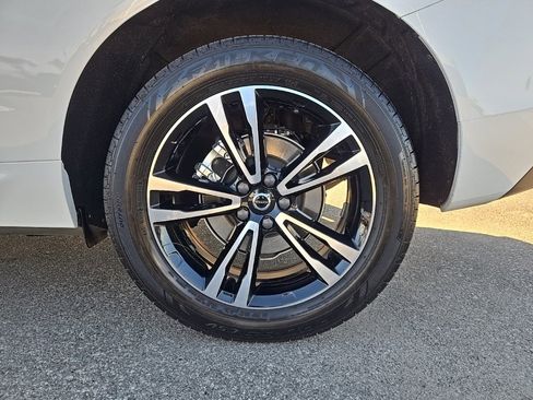 Used 2021 Volvo XC60 T5 Momentum w/ Premium Package image 15
