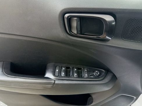 Used 2022 Hyundai Venue Limited FWD image 18