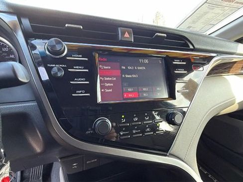 Used 2018 Toyota Camry LE image 25