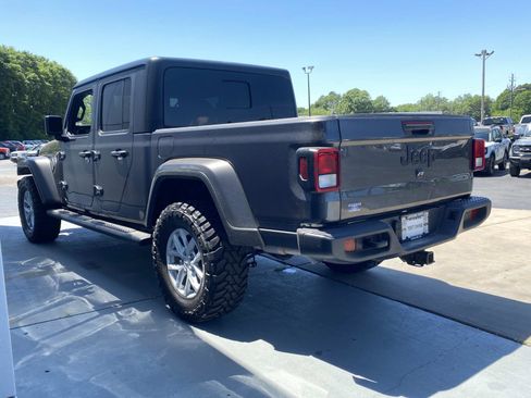 Used 2023 Jeep Gladiator Sport AWD/4WD image 7