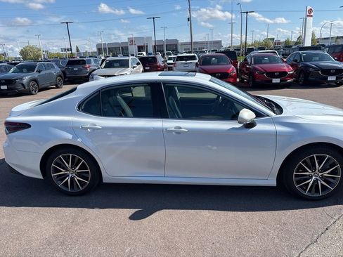 Used 2022 Toyota Camry XLE w/ Navigation Upgrade Package FWD image 4