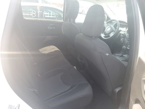 Used 2019 Jeep Cherokee Latitude w/ Popular Appearance Group AWD/4WD image 10