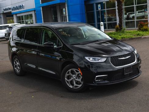 Used 2024 Chrysler Pacifica Limited FWD image 2